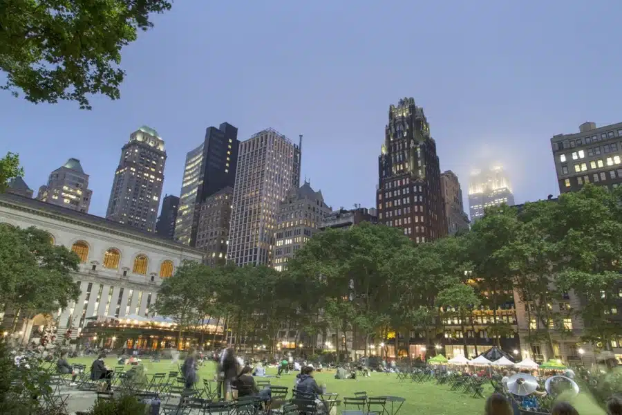 Lo spettacolo di Bryant Park circondato dai grattacieli di Midtown Manhattan