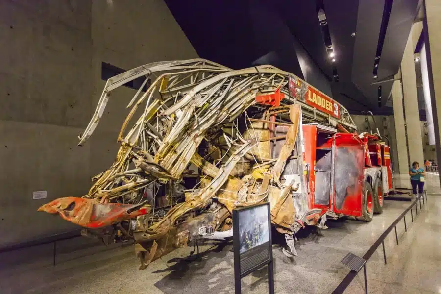 Un camion dei pompieri della squadra 3 al 9/11 Museum di New York