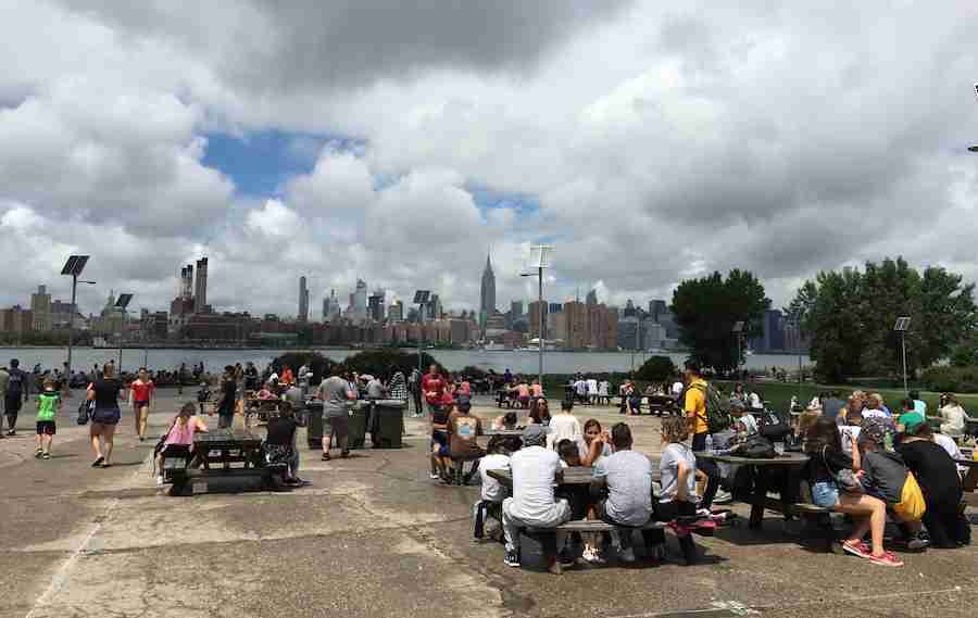 L'East River State Park durante lo Smorgasburg che si tiene ogni sabato nel periodo estivo