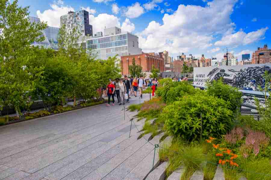 La High Line è una bellissima passeggiata sopraelevata che ti porterà dal Meatpacking District fino a Hudson Yards