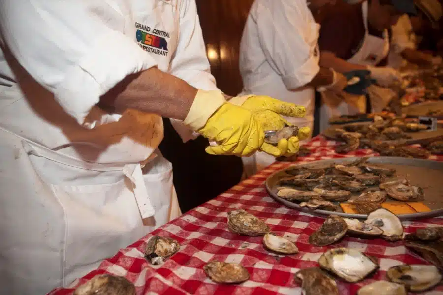 Dentro la Grand Central Terminal c'è un oyster bar storico e buonissimo