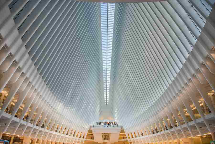 Il bellissimo interno della stazione Oculus