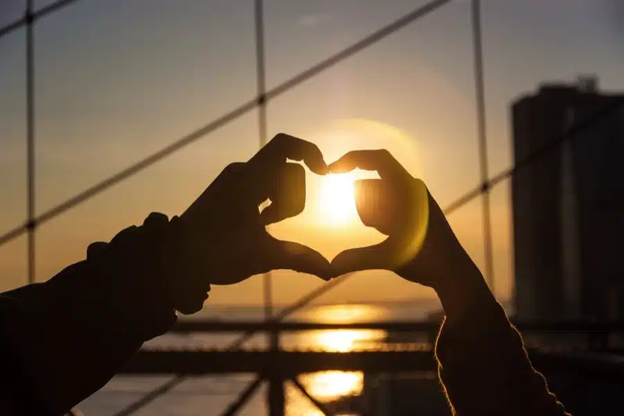 Una passeggiata al tramonto sul ponte di Brooklyn è una delle esperienze più indimenticabili ed è gratis!