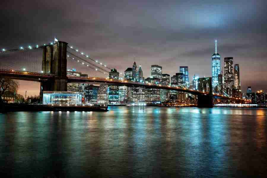 Il ponte di Brooklyn di notte