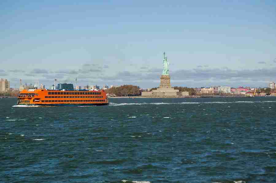 Lo Staten Island Ferry passa vicino alla Statua della Libertà