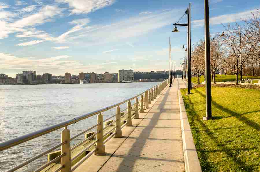 La bellissima passeggiata con vista sul fiume Hudson nell'Upper West Side