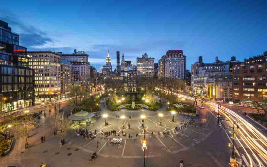 Una panoramica di Union Square con l'Empire State Building sullo sfondo