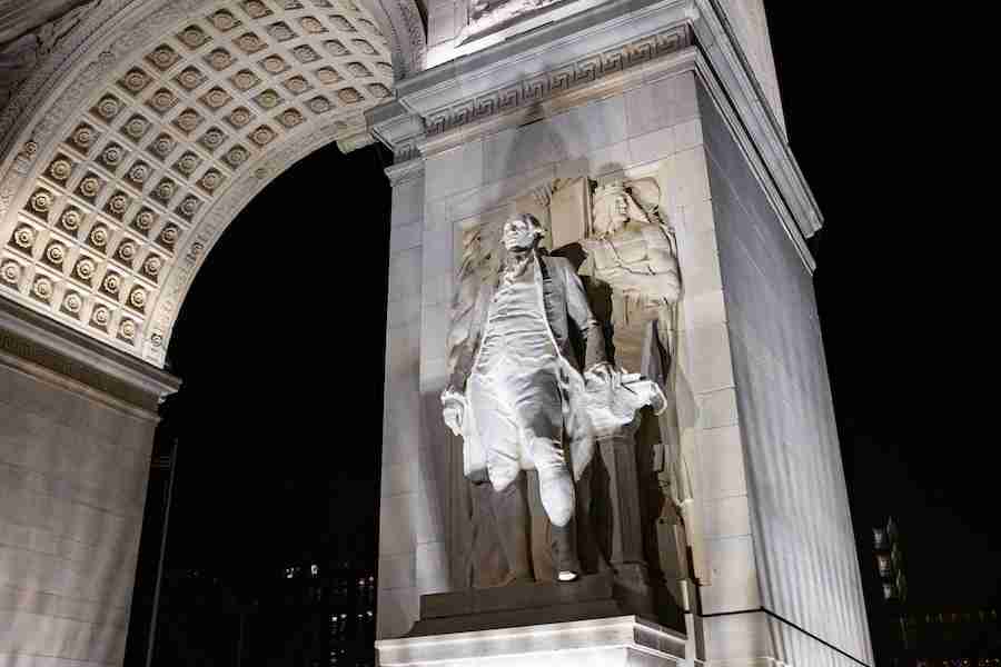 Washington Square Arch, con la statua di George Washington