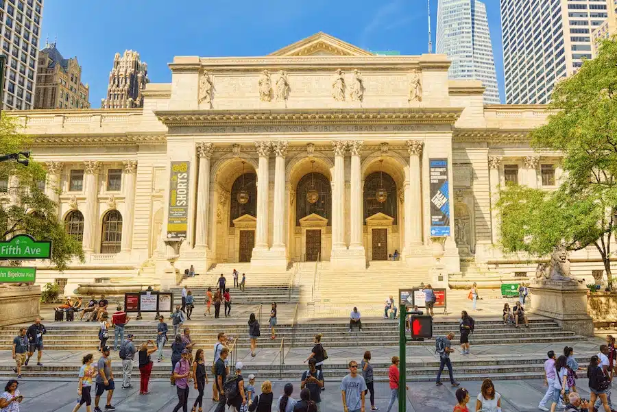 La facciata della sede principale della New York Public Library