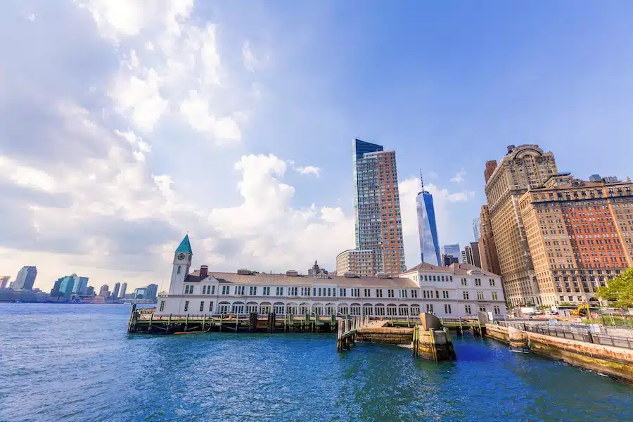 Il Pier A è il molo più antico di new York. Sullo sfondo noterai anche il One World Trade Center
