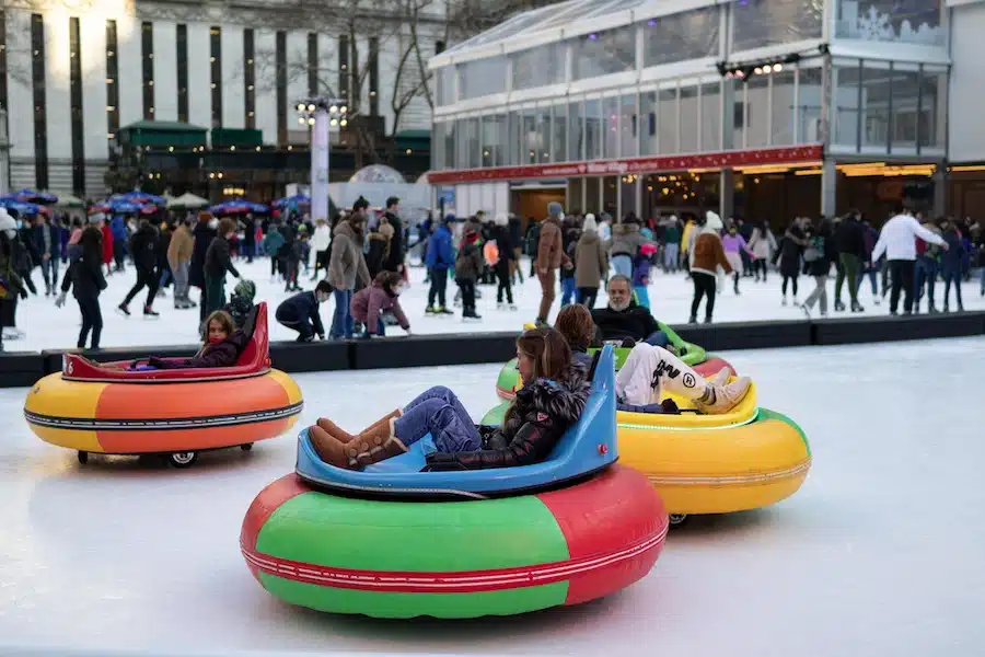 Le bumper cars al Bryant Park Winter Village, New York