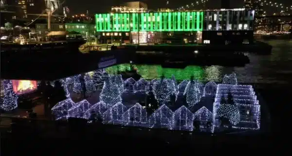 Il bellissimo villaggio natalizio Santa's Winter Wonderland a Pier 15, New York