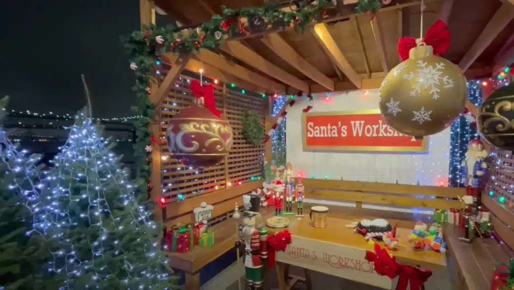 La casa di Babbo Natale nel villaggio natalizio Santa's Winter Wonderland a Pier 15, New York