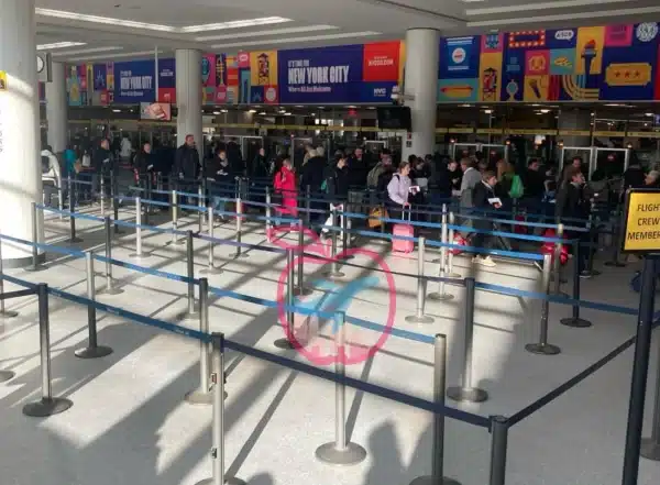 I controlli dell'immigrazione all'arrivo all'aeroporto JFK di New York