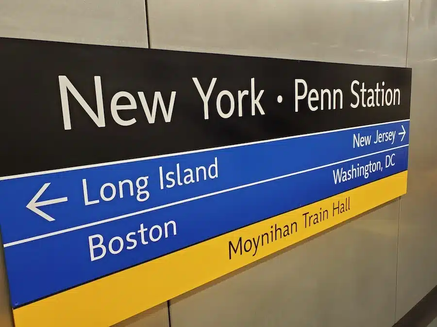 Le indicazioni dei treni all'interno della New York Penn Station