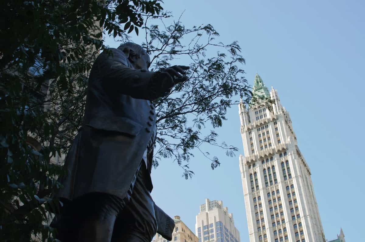 Facciata Woolworth Building e la statua di Benjamin Frankling